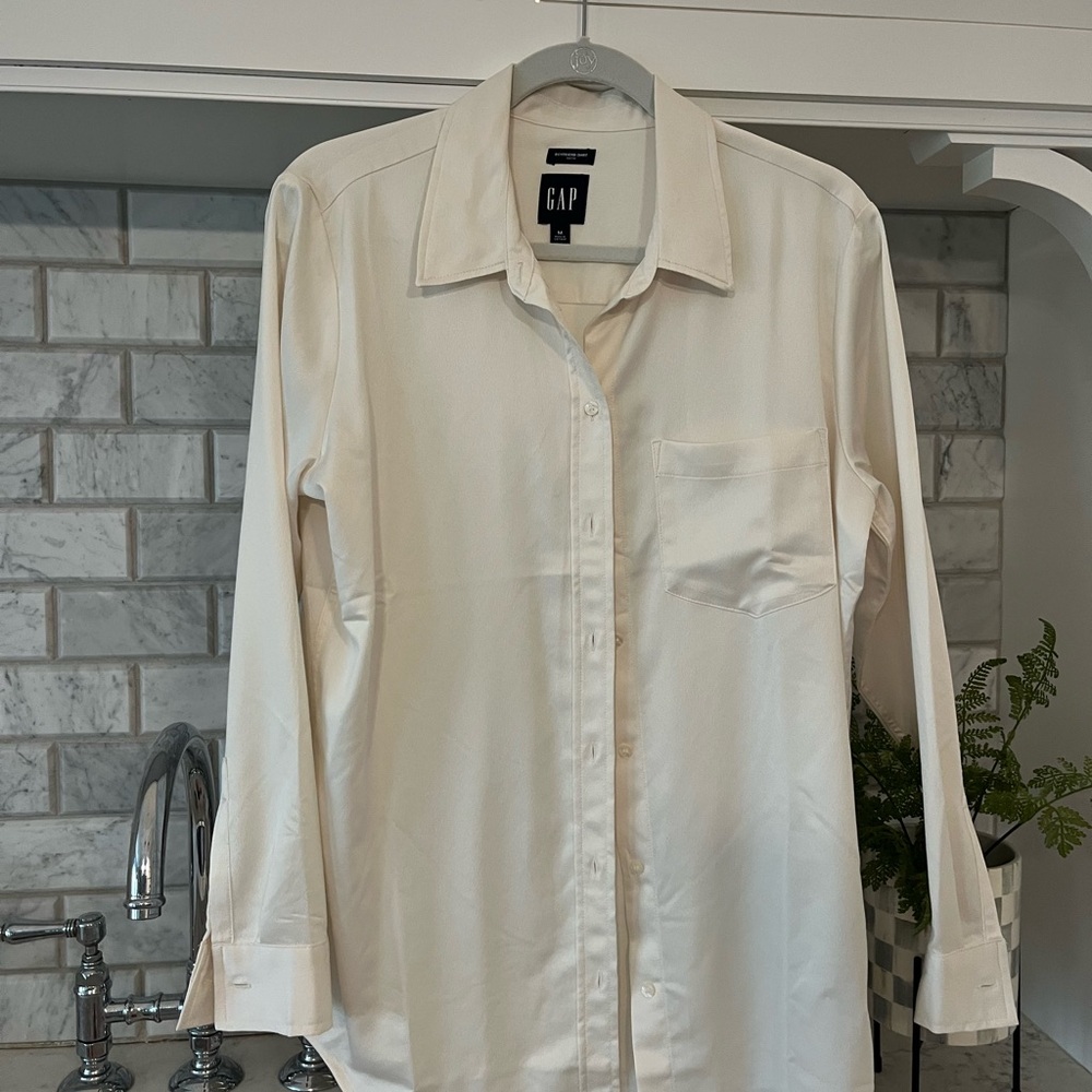 GAP Men's Off-White Button Down Shirt